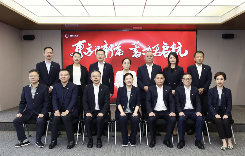 新利luck18谱新篇 蓄力再起航  浙江新利luck18圆满完成董监事会换届 合照.PNG