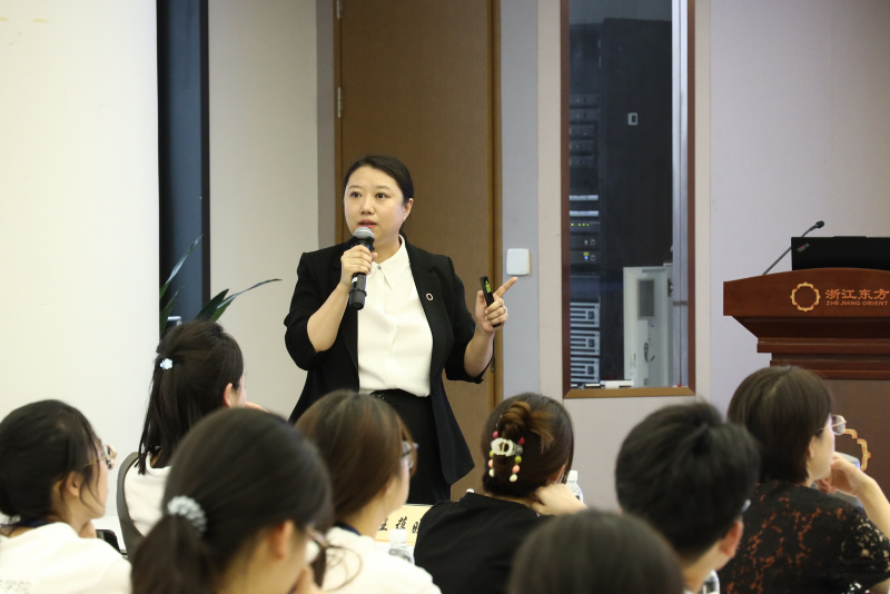 浙江大学经济学院、国际联合商学院全国优秀大学生夏令营到浙江新利luck18参访 何欣.jpg