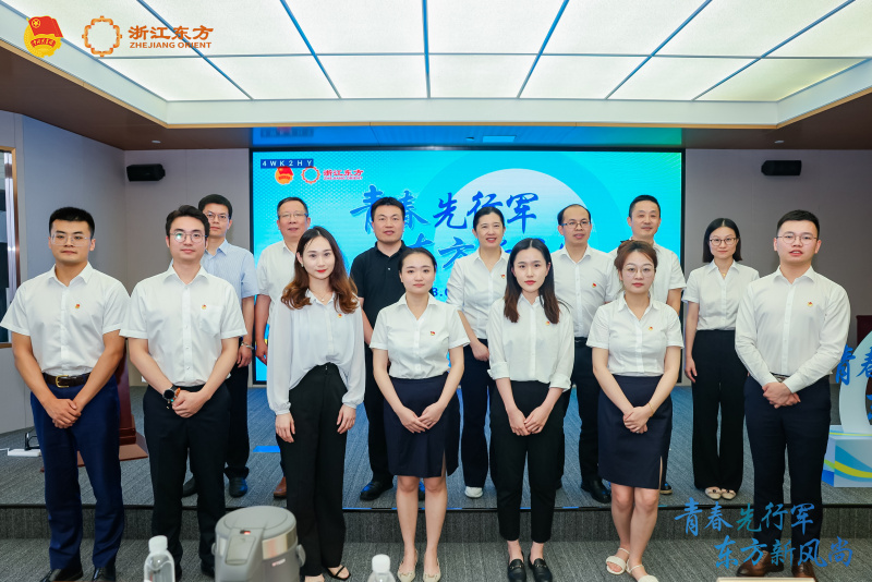 青春先行军 新利luck18新风尚合影.jpg